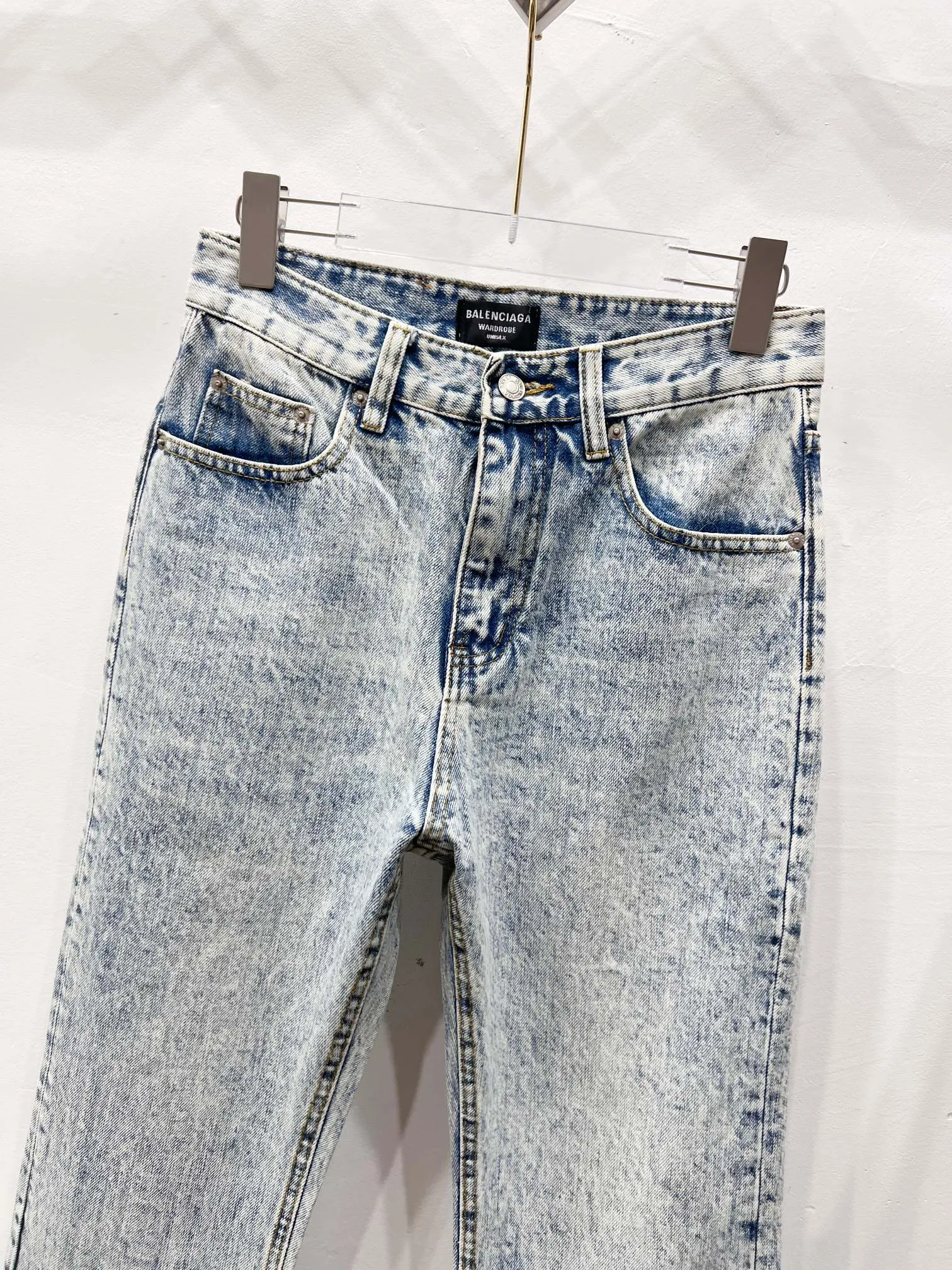 P230 Style number: (r081) GALLERY DEPT. 2025 new light blue simple washed and distressed couple style loose straight jeans 🔥High version🔥High version🔥 Top ceiling quality Styles with different washed textures are very friendly to people with thin legs and thick legs. The straight and loose version is very flattering. Moderate length that never goes out of style, easy to match with casually, basic styling for various styles, a must-have in the wardrobe! The fabric is stiff but also makes the upper body soft without losing texture. The washing process is even more perfect. It is a must-have item for everyone! ! ! Washed wheat, hang tag, pants label, complete with three labels Color: light blue Size: 28, 30, 32, 34, 36 (five sizes)